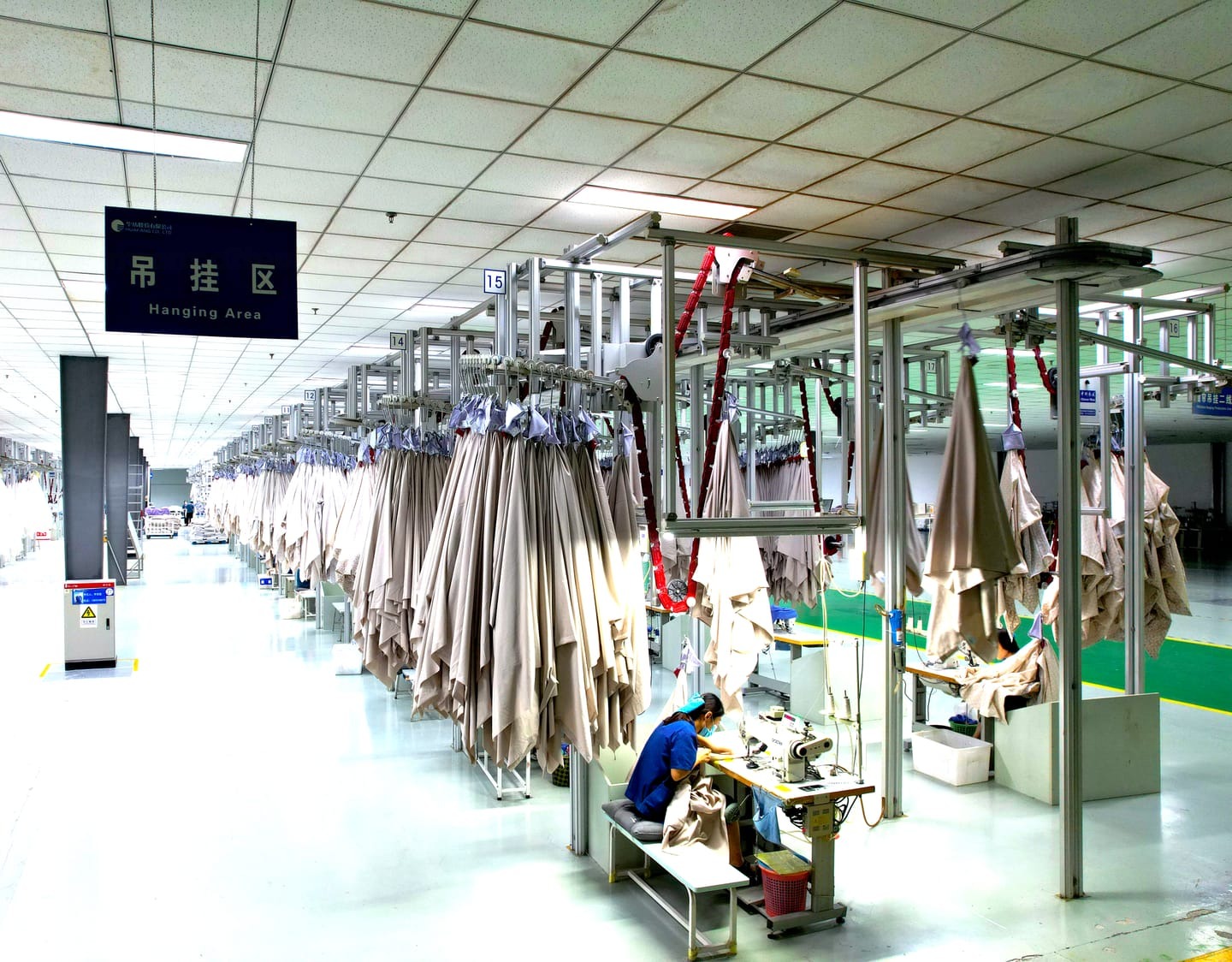 Conveyor rail of the CleverMax hanger system running through the workshop