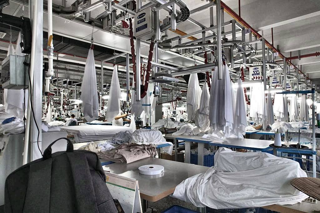 CleverMax hanger system on a towel and fitted-sheet finishing line